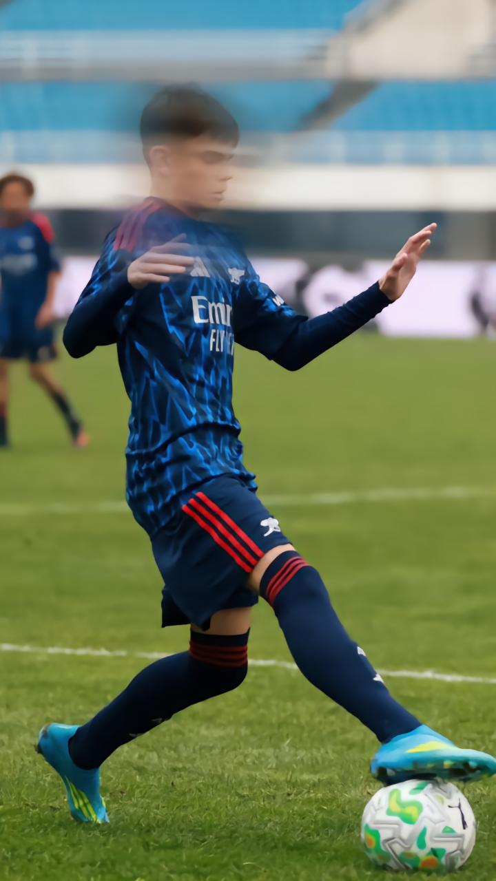 遥遥领先！！！队报：：齐达内是法国年轻人最终偶像，，逾越梅罗姆登等人